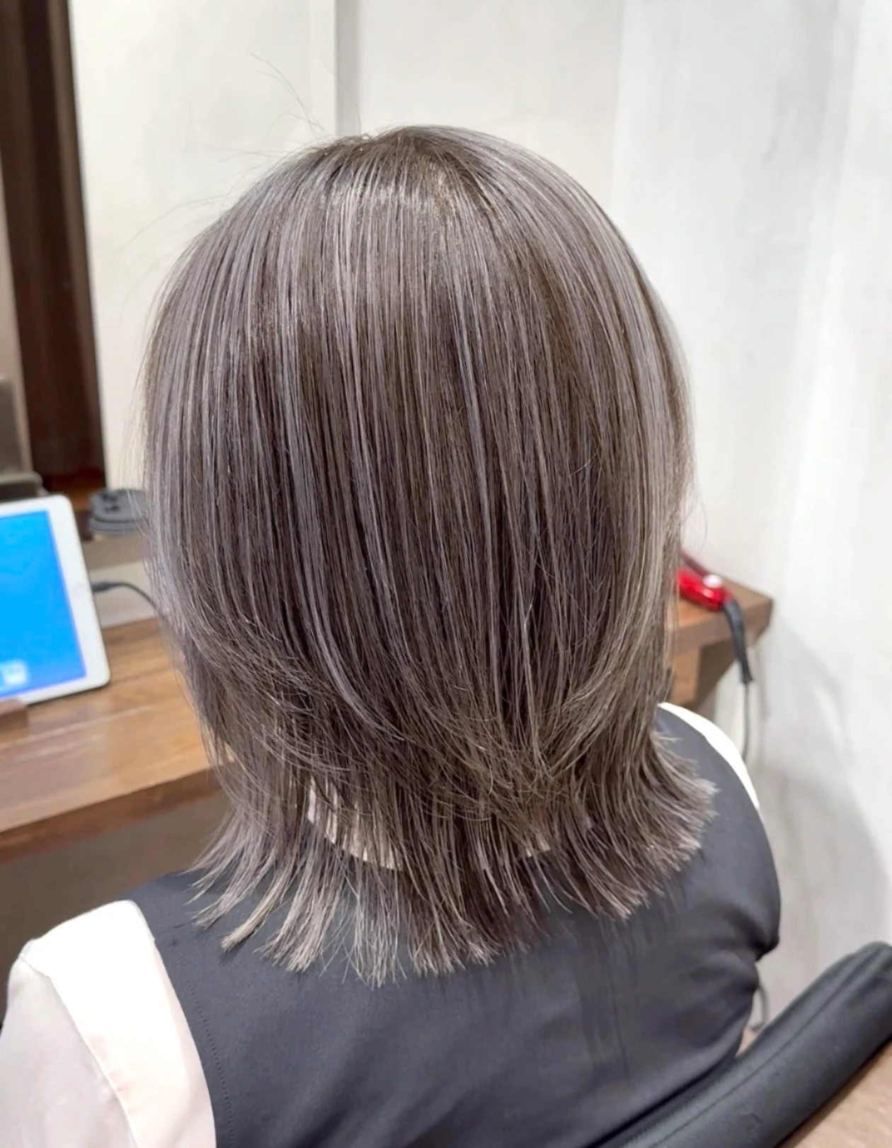 施術後｜白髪率40％。太い筋が目立つ状態から、髪全体になじむ落ち着いた印象へ。